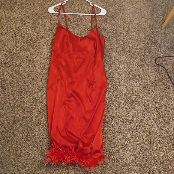 Elegant Red Dress - Picture 2 of 3